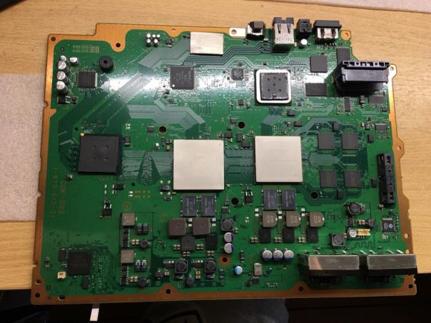 Желтый мигающий или скальпируем Sony PS3 ;)