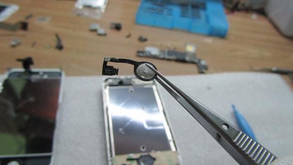 Ремонт телефона iPhone 4s - замена кнопки Home