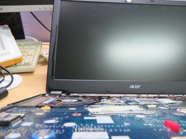 Ремонт ноутбука Acer Aspire E1 V5WE2 - кружка чая на клавиатуру!