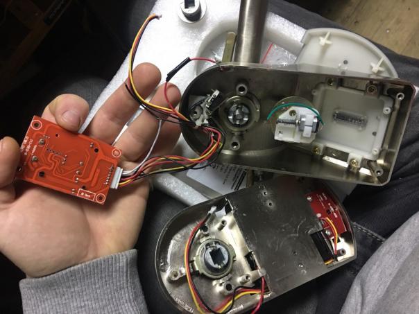 Ремонт электронной дверной ручки Eura Tech ELH-60B9 не открывает дверь!