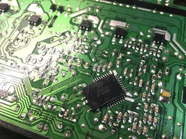 Ремонт телевизора Samsung UE55F7000AE - при включении загорается подсветка и уходит в перезапуск
