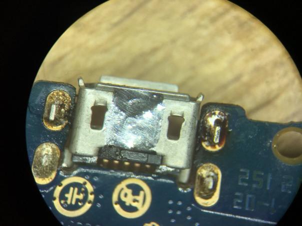 Короткое замыкание в microUSB разъёме mi телефона.